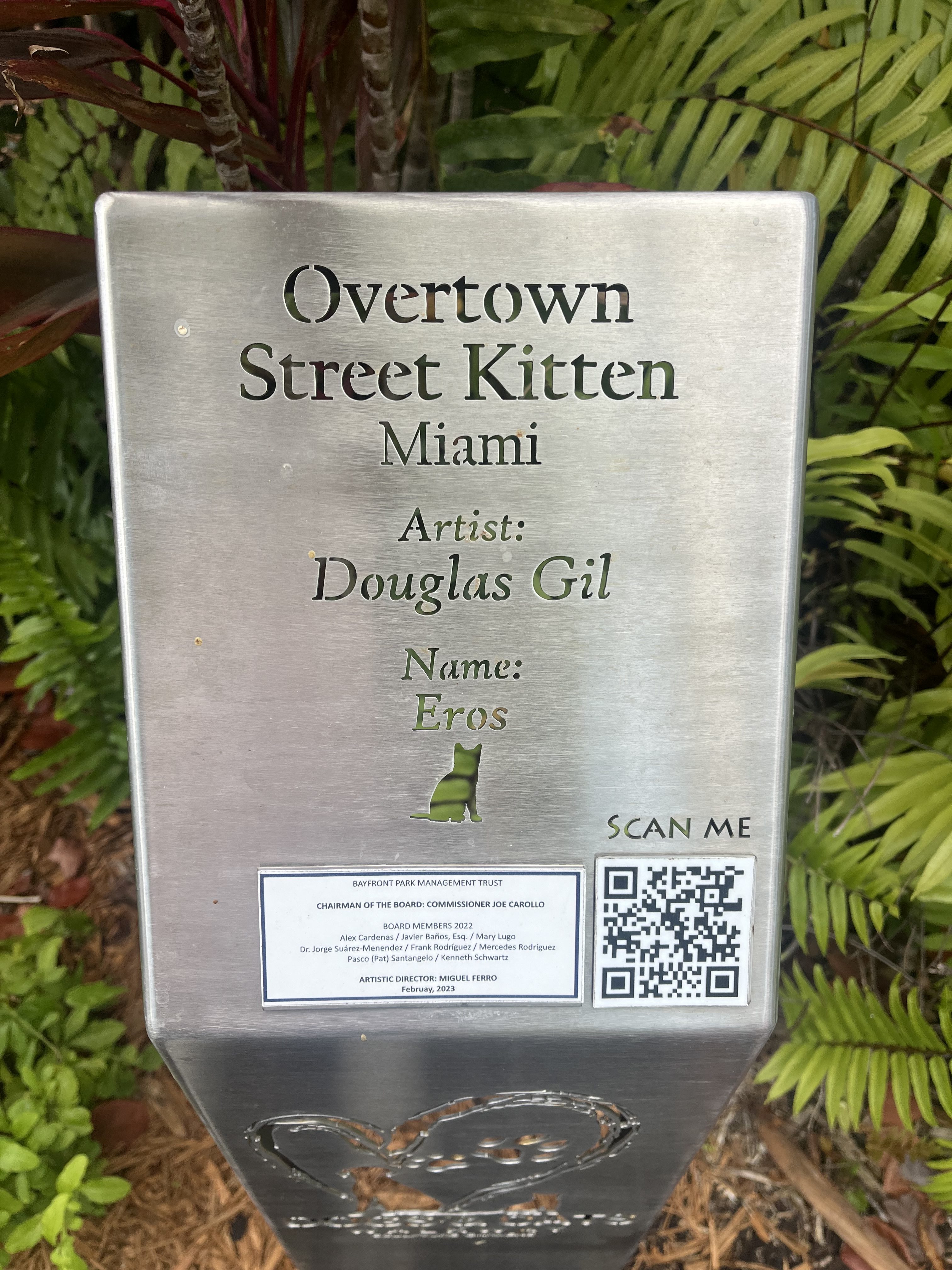 Plaque identifying Douglas Gil as the artist of Eros at the Dogs & Cats Walkway in Bayfront Park, Miami.